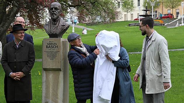 Po deseti letech se na sv� m�sto vr�til pomn�k v�jime�n� osobnosti mari�nskol�ze�sk�ch d�jin. Jde o bustu l�ka�e Samuela Siegfrieda Karla ryt��e von Basch, kter� ve m�st� p�tat�icet sezon pe�oval o pacienty.