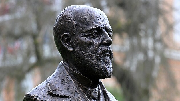 Po deseti letech se na sv� m�sto vr�til pomn�k v�jime�n� osobnosti mari�nskol�ze�sk�ch d�jin. Jde o bustu l�ka�e Samuela Siegfrieda Karla ryt��e von Basch, kter� ve m�st� p�tat�icet sezon pe�oval o pacienty.