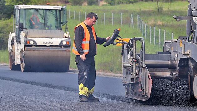 Až o 15 let by měly aktuální opravy povrchu prodloužit životnost dálnice D6 mezi Karlovými Vary a Sokolovem. Hotovo by mělo být 6. či 7. června.