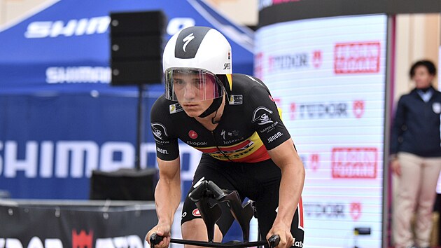 Belgian Remco Evenepoel bhem devt etapy italskho Gira.