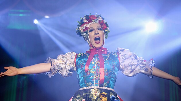 Český umělec s pseudonymem Ivory Divine vystupuje jako takzvaná drag queen s výrazným líčením a ženskými šaty. V Brně má číst dětem pohádky s queer tematikou.