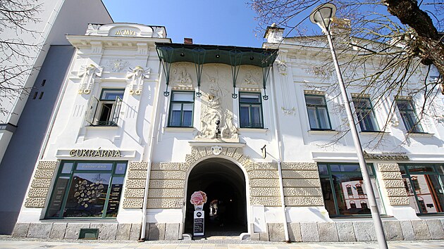 Nov majitel nkdejho hotelu Veli pi rozshl rekonstrukci historickho domu na rskm nmst obnovili i secesn fasdu, na n je nad vchodem vyobrazen napklad Jan Hus.