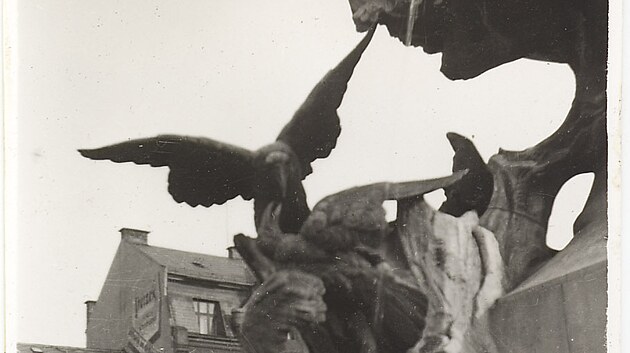 Bronzové sochy, které ztvárňovaly pověst o vysvobození dcery dřevorubce zakleté do pramene v Loubské rokli, byly ve válečném roce 1943 zrekvírovány.