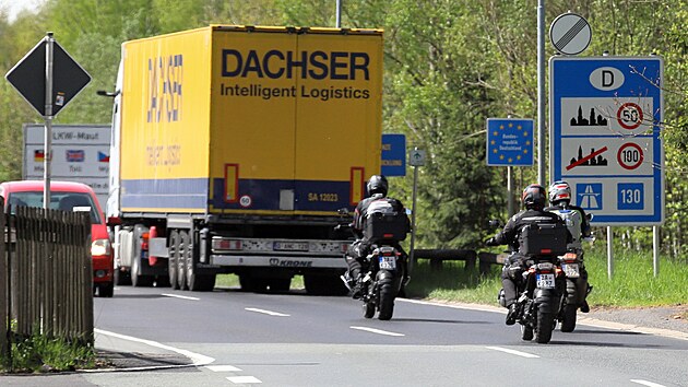 Prezident Petr Pavel (vpravo) projd na motorce hranice eska s Nmeckem v A - Selbu. V Bavorsku zahj tdny Bavorsko-eskho ptelstv (19. kvtna 2023)