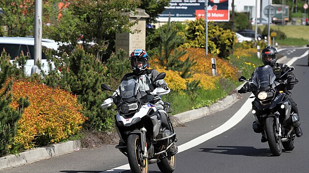 Prezident Petr Pavel (vlevo) projd na motorce hranice eska s Nmeckem v Ai - Selbu. V Bavorsku zahj tdny Bavorsko-eskho ptelstv (19. kvtna 2023)