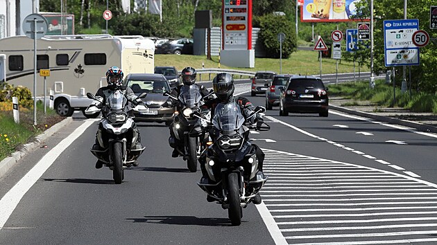 Prezident Petr Pavel (vlevo) projd na motorce hranice eska s Nmeckem v Ai - Selbu. V Bavorsku zahj tdny Bavorsko-eskho ptelstv (19. kvtna 2023)