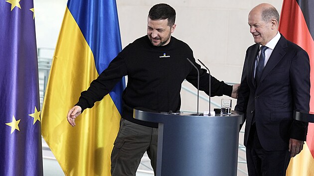 Ukrajinsk prezident Zelenskyj a nmeck kancl Scholz poaduj ve spolenm prohlen potrestn vech odpovdnch za vlen zloiny bhem rusk invaze. (14. kvtna 2023)