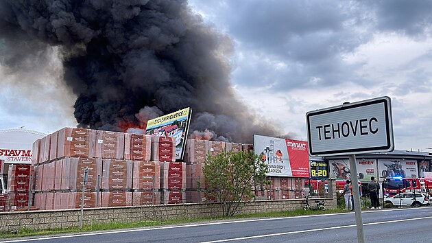 Požár v průmyslovém areálu v Tehovci (17. května 2023)