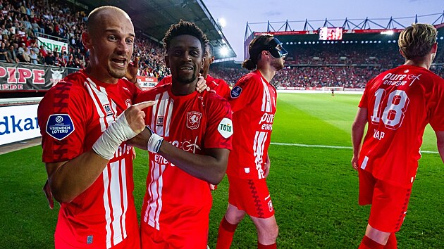 Václav Černý (vlevo) z FC Twente se raduje se spoluhráčem Virgilem Misidjanem z...