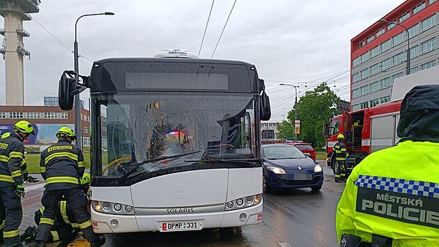 Aby mohli hasiči zraněného cyklistu vyprostit, museli nadzdvihnout trolejbus.