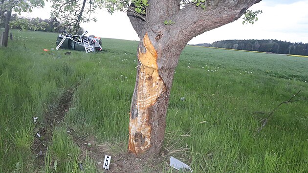 Řidič nejdříve naboural do stromu, pak skončil v kotrmelcích na poli.