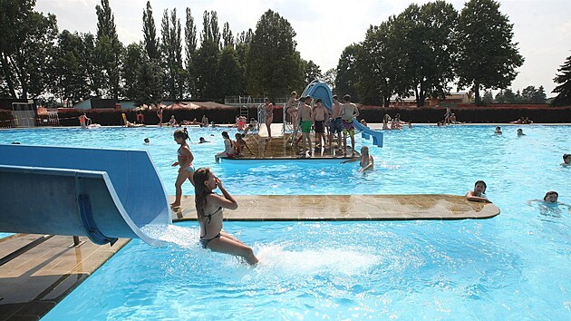Pohled na bazén a atrakce v areálu Městského koupaliště v Uničově