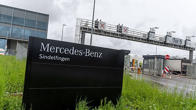 Mu stlel v rozshlm arelu automobilky Mercedes-Benz u msta Stuttgart. (11. kvtna 2023)