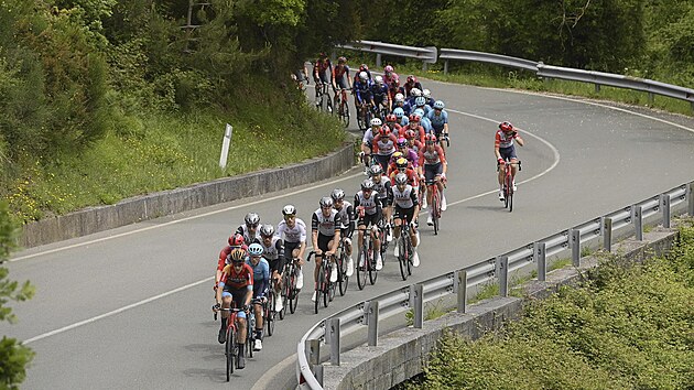 Peloton bhem 11. etapy Giro d'Italia