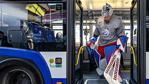 Brank Karel Vejmelka vystupuje z autobusu ped trninkem esk hokejov reprezentace.