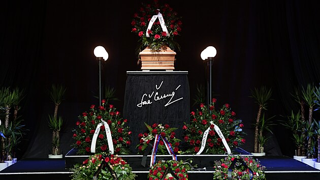 Samotn� rakev pak dlela na podstavci s podpisem opern� legendy (16. kv�tna 2023).