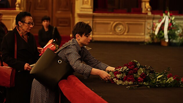 Lid� postupn� oblo�ili cel� jevi�t� prvn� sc�ny kv�tinami (16. kv�tna 2023).