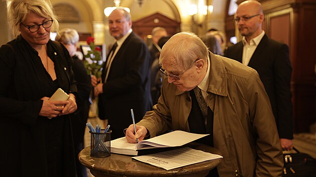 Ji�� Such� p�e vzkaz do kondolen�n� knihy na posledn�m rozlou�en� se So�ou �ervenou (16. kv�tna 2023).