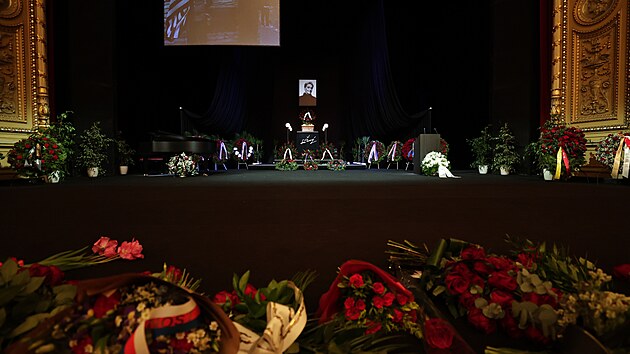 Z�b�r z rozlou�en� se zesnulou opern� legendou So�ou �ervenou v N�rodn�m divadle (16. kv�tna 2023)