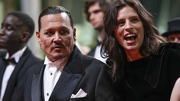 Johnny Depp a reisrka a hereka Maïwenn na premie snmku Jeanne du Barry - Krlova milenka, kter uvedl filmov festival v Cannes (16. kvtna 2023).