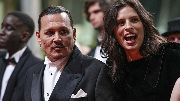 Johnny Depp a re�is�rka a here�ka Maïwenn na premi��e sn�mku Jeanne du Barry - Kr�lova milenka, kter� uvedl filmov� festival v Cannes (16. kv�tna 2023).