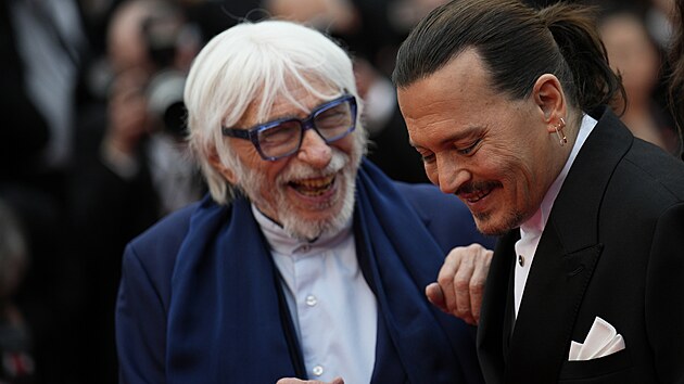 Pierre Richard a Johnny Depp pzuj fotografm na zahjen 76. ronku filmovho festivalu v Cannes (16. kvtna 2023).