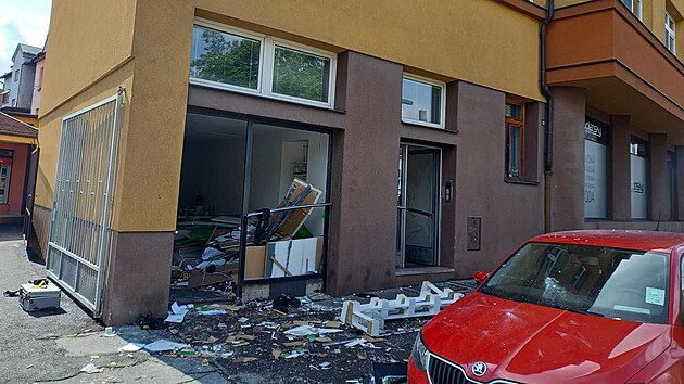 Výbuch v domě u hradecké Dukelské třídy poškodil obchod, dvě zaparkovaná auta a také některé výlohy v okolí. (15. května 2023)