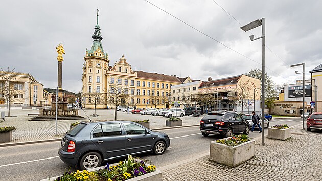 Přes náměstí Československé armády v Hronově vede rušná silnice na Broumovsko. (26. dubna 2023)