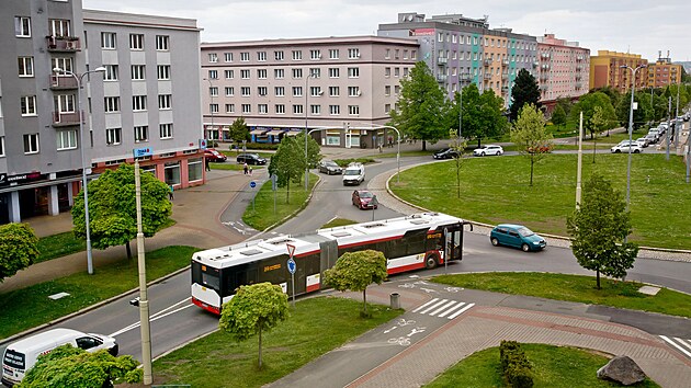 Nový semafor na kruhovém objezdu v Plzni na Slovanech má zjednodušit průjezd autobusů MHD. (17. května 2023)
