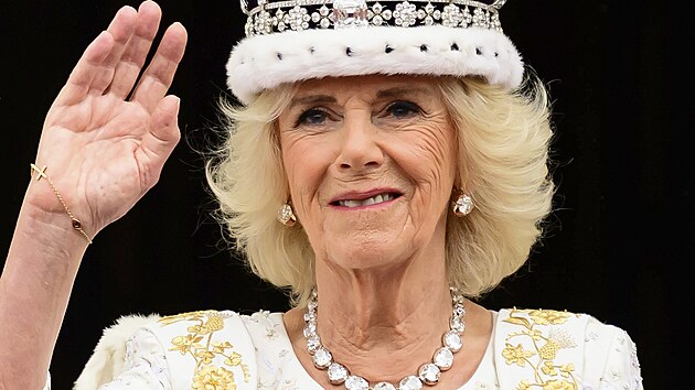 Královna Camilla na balkonu Buckinghamského paláce v den korunovace (Londýn, 6....