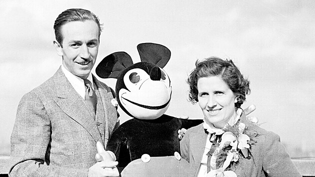 Walt Disney, jeho manelka Lillian a Mickey Mouse (Londn, 12. ervna 1935)