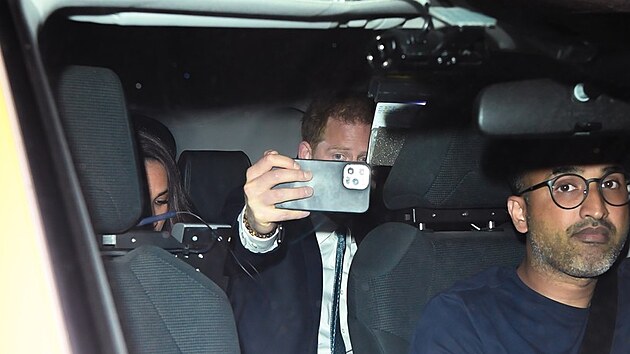 Doria Raglandov, vvodkyn Meghan a princ Harry v taxku bhem honiky s paparazzi (New York, 16. kvtna 2023)