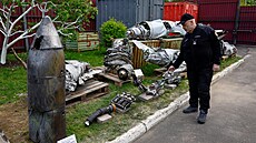 Kyjev. Zbytky ruské rakety Kin�al sest�elené ukrajinskou protileteckou obranou...