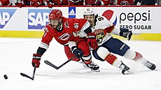Shayne Gostisbehere (vlevo) z Caroliny a Ryan Lomberg z Floridy.