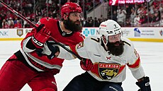 SOUBOJ VOUSÁ. Brent Burns z Caroliny a Radko Gudas (vpravo) z Floridy.