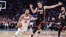 Rozehráva� Jalen Brunson z týmu New York Knicks úto�í v utkání proti Miami....