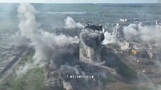 Záb�ry z dronu zachytily masivní bombardování Bachmutu