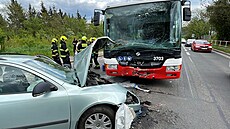 Nehoda osobního vozidla a autobusu v ulici Kamýcká v Praze (11. kvtna 2023).