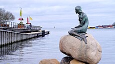 Socha Malé moské víly v Kodani (20. bezna 2020). Severovýchodn od ní má v...