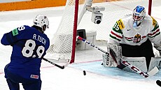 Ameri�an Alex Tuch st�ílí vyrovnávací branku v zápase s Ma�arskem na...