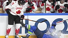 Tyler Toffoli z Kanady sráí k ledu igu Jeglie ze Slovinska na mistrovství...
