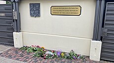 Kvtiny ped eským velvyslanectvím v Rize, které na místo donesli lotytí...