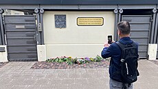 Loty��tí fanou�ci nosí kv�tiny p�ed �eské velvyslanectví v Rize po v�erej�ím...