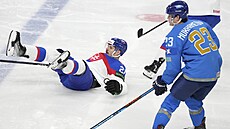 Slovenský úto�ník Milo� Kelemen bojuje vle�e o puk s Maximem Muchametovem z...