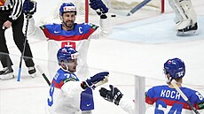 Sloventí hokejisté slaví trefu Patrika Kocha proti Kazachstánu.