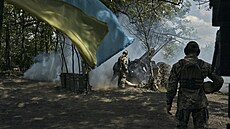 Ukrajinští vojáci střílejí z děla u Bachmutu, města na východě země, kde... | na serveru Lidovky.cz | aktuální zprávy