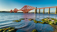 Forth Bridge je masivní ocelový obloukový �elezni�ní most p�es záliv Firth of...