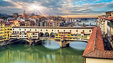 Perla Florencie. Italský most Ponte Vecchio je stedovký kamenný obloukový...