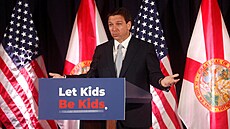 Floridský guvernér Ron DeSantis po podpisu nového zákona ztujícího zmnu...