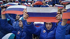 Dti v Gurzufu na Krymu drí ruské státní vlajky bhem akce na poet ruské...